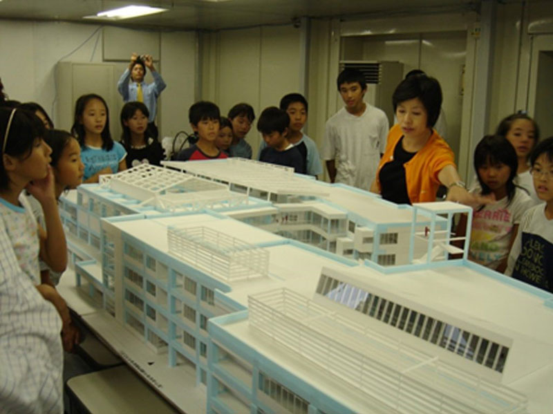 Архитектор Казуми Кудо делится идеями архитектурного проектирования с теми, кто будет учиться в проектируемой школе 
